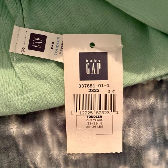🎀 Baby Gap bundle! Beanie, shirt and socks! 🎀 - Picture 3 of 6